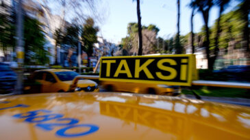 &Ouml;ld&uuml;r&uuml;len taksici i&ccedil;in meslektaşları konvoy d&uuml;zenledi