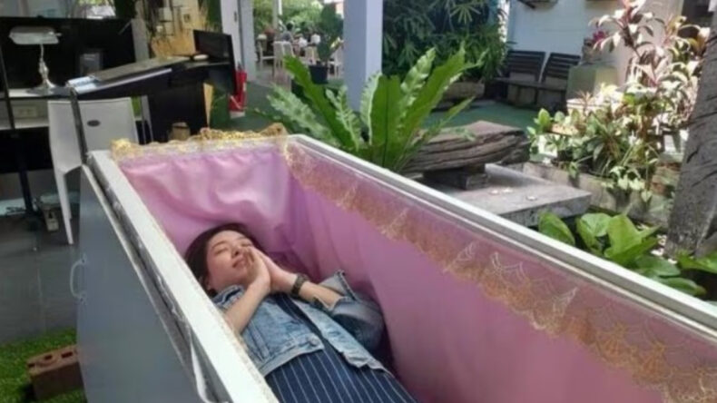 Ölüm festivali: Tabuta girip ölümü düşünüyorlar