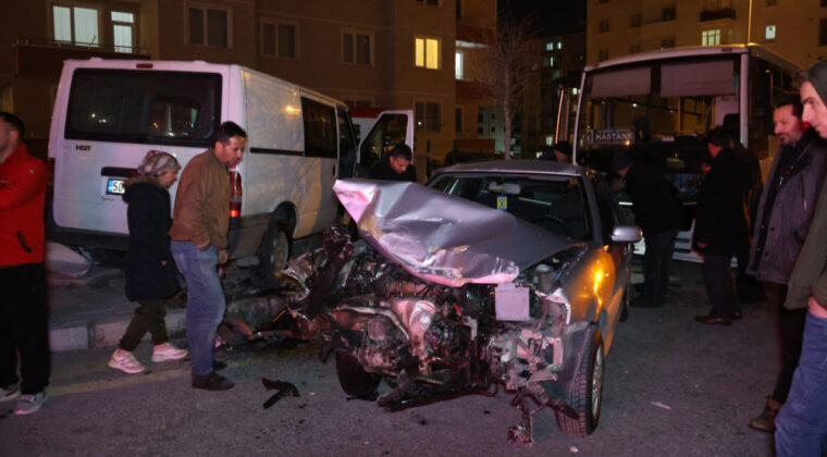 &Ouml;nce kaza, sonra kavga: 2 yaralı