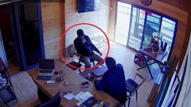 Önce tokalaştı sonra silahını çekip ateş etti