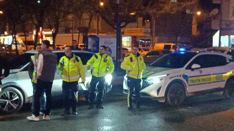 &Ouml;nce yayaya ardından park halindeki araca &ccedil;arpıp ka&ccedil;tı