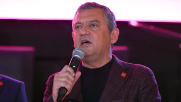 &Ouml;zg&uuml;r &Ouml;zel: Demokrasi bombalar yağdırılarak ithal edilemez