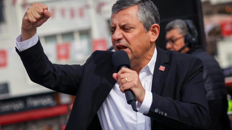 &Ouml;zg&uuml;r &Ouml;zel: İstiklal Marşı başka dilde okutulamaz