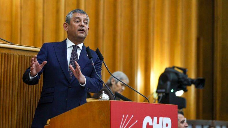 &Ouml;zg&uuml;r &Ouml;zel'den b&uuml;y&uuml;kel&ccedil;i eleştirisi