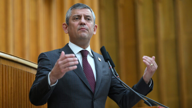 &Ouml;zg&uuml;r &Ouml;zel&rsquo;den ekonomi, yargı ve dış politika eleştirileri