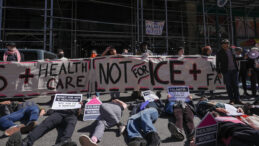 Palantir &Ouml;n&uuml;nde Eylemcilerden "&Ouml;l&uuml; Taklidi" Eylemi