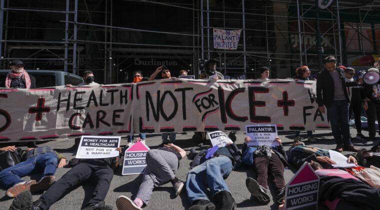 Palantir &Ouml;n&uuml;nde Eylemcilerden "&Ouml;l&uuml; Taklidi" Eylemi