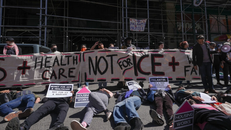 Palantir &Ouml;n&uuml;nde Eylemcilerden "&Ouml;l&uuml; Taklidi" Eylemi