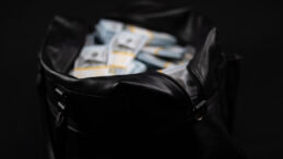 Para dolu &ccedil;antayı yanlışlıkla bağışladılar