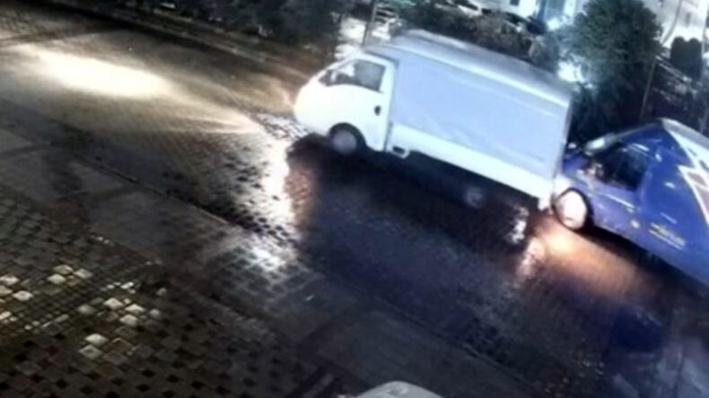 Park Halindeki Minibüse Vuran Sürücü Olay Yerinden Ayrıldı