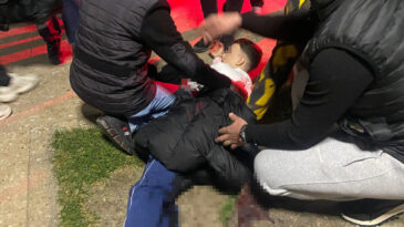 Parka Bı&ccedil;aklı Kavga: 16 Yaşındaki &Ccedil;ocuk Yaralandı