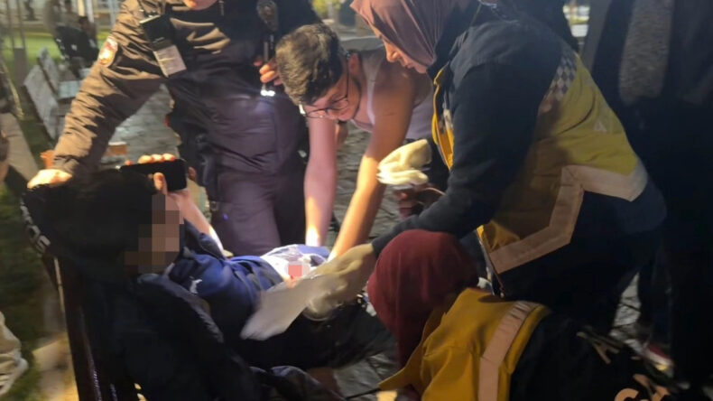 Parkta Bı&ccedil;aklanan &Ccedil;ocuk Ağır Yaralandı