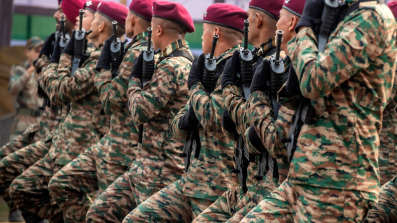 Petrol fiyatları arttı, bakanlık ve ordunun &ccedil;alışma g&uuml;n&uuml; 4'e iniyor