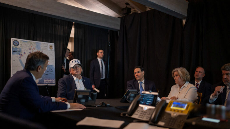 Petrol Fiyatları Y&uuml;kseldi, Trump'ın Danışmanları Alarma Ge&ccedil;ti