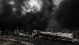 Petrol tesisleri vuruldu, benzin istasyonlarında uzun kuyruklar oluştu