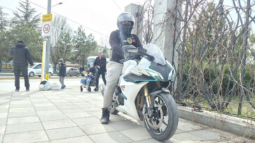 Polisle Motosikletli Arasında Dikkat &Ccedil;eken Diyalog: Haberiniz Var Değil Mi?