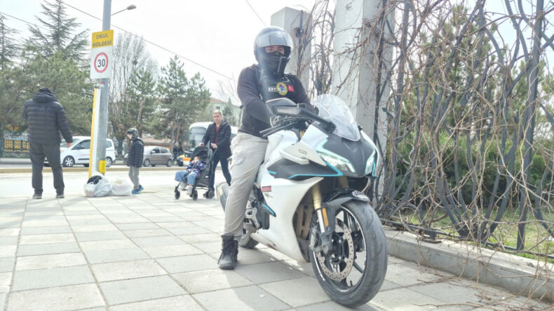 Polisle Motosikletli Arasında Dikkat Çeken Diyalog: Haberiniz Var Değil Mi?