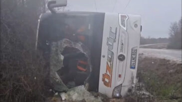 Polisleri Taşıyan Otob&uuml;s Devrildi: Yaralılar Var