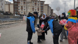 Polisten Nevruz'da &Ccedil;ocuklara Pamuk Şeker İkramı