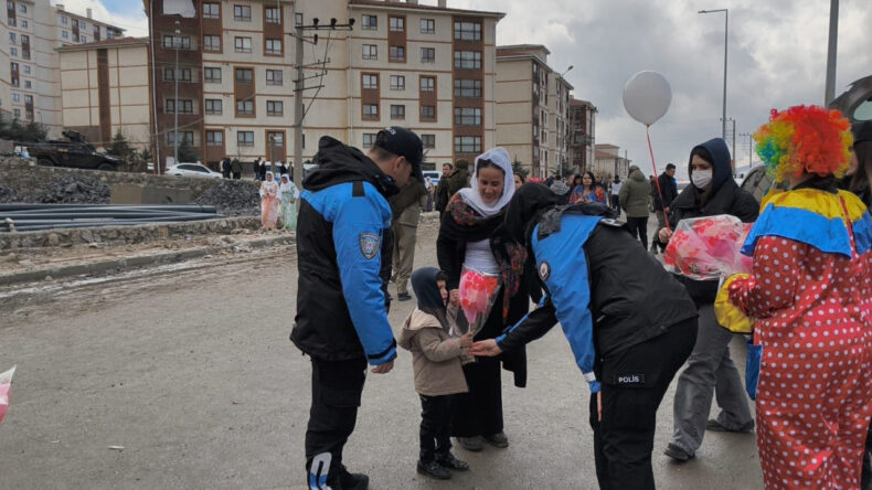 Polisten Nevruz'da &Ccedil;ocuklara Pamuk Şeker İkramı