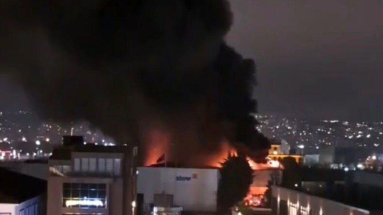 Raf İmalatı Yapan Fabrikada Yangın &Ccedil;ıktı