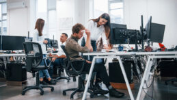 Rekor k&acirc;r a&ccedil;ıklayan banka 2 bin 500 &ccedil;alışanını kovuyor