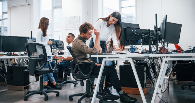 Rekor k&acirc;r a&ccedil;ıklayan banka 2 bin 500 &ccedil;alışanını kovuyor