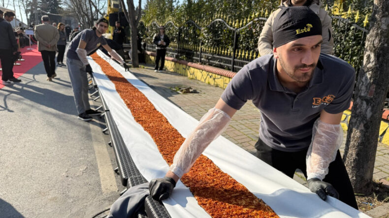 Rekoru lahmacunla kırdılar: Tam 63 metre uzunluğunda