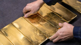 Ruslar Altına H&uuml;cum Etti