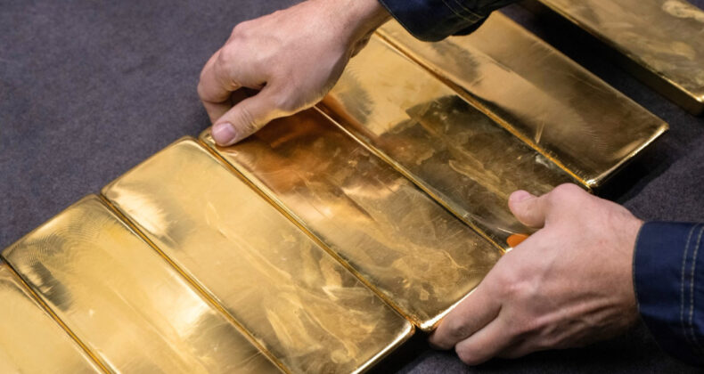 Ruslar Altına H&uuml;cum Etti