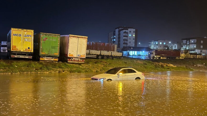 Sağanak Bastırdı, Ara&ccedil;ta Mahsur Kaldılar