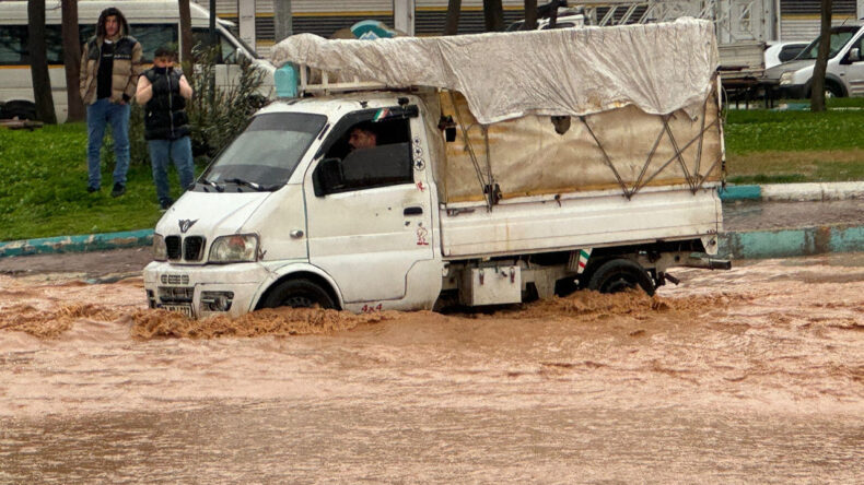 Sağanak vurdu, okullar tatil edildi