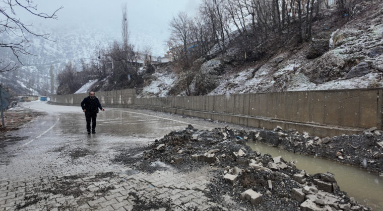 Sağanak yağış sonrası k&ouml;y &ccedil;&ouml;kt&uuml;