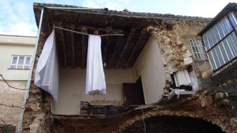 Sağanak Yağışlara Dayanamayan Ev &Ccedil;&ouml;kt&uuml;
