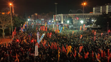 Sara&ccedil;hane'de g&ouml;zaltına alınan iki gen&ccedil; tutuklandı