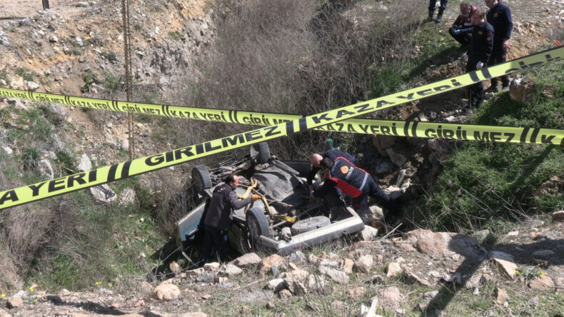 Şarampole devrilen ara&ccedil;taki 2 kişi &ouml;ld&uuml;