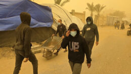 Savaştan ka&ccedil;an Filistinliler kum fırtınasıyla karşı karşıya kaldı