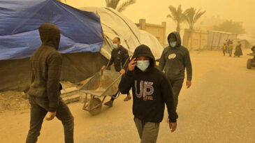 Savaştan ka&ccedil;an Filistinliler kum fırtınasıyla karşı karşıya kaldı