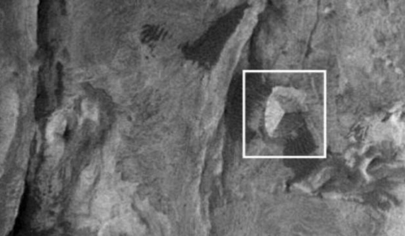 Mars'ta piramit benzeri yapı görüntüsü