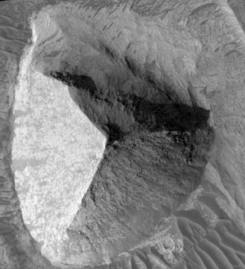 Mars'ta piramit benzeri yapı görüntüsü