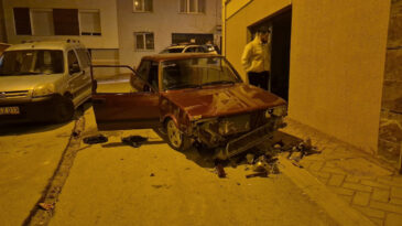 Sevgilisinden Ayrıldı, Sokak Ortasında Aracını Par&ccedil;aladı