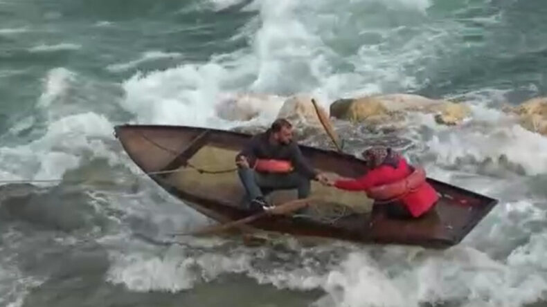 Seyhan Nehrinde can pazarı: Ele ele tutuşup yardım beklediler