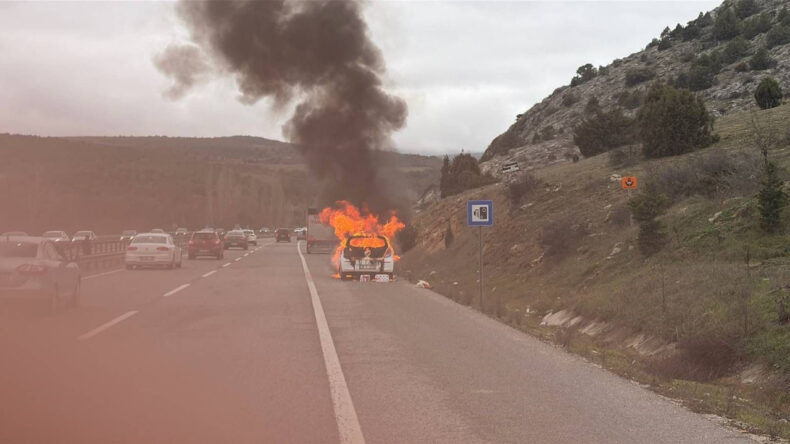 Seyir Halindeki Ara&ccedil; Alev Topuna D&ouml;nd&uuml;