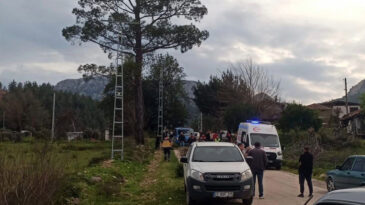 Seyir halindeki kamyonetten d&uuml;şen kadın &ouml;ld&uuml;