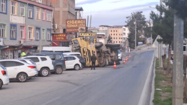 Seyir Halindeki Tır Devrilerek Park Halindeki 7 Araca &Ccedil;arptı