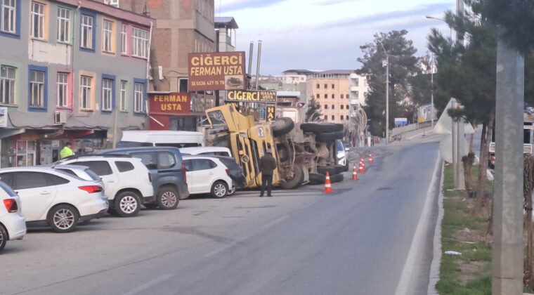 Seyir Halindeki Tır Devrilerek Park Halindeki 7 Araca &Ccedil;arptı