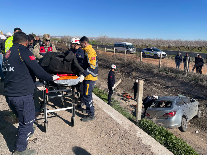 Otomobilin kanala devrilmesi