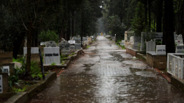 Şiddetli Yağış Nedeniyle Arife G&uuml;n&uuml; Mezarlıklar Boş Kaldı