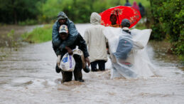 Şiddetli yağışlar 42 kişiyi &ouml;ld&uuml;rd&uuml;