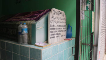 Sokak arasındaki sırrı &ccedil;&ouml;z&uuml;lemeyen t&uuml;rbe